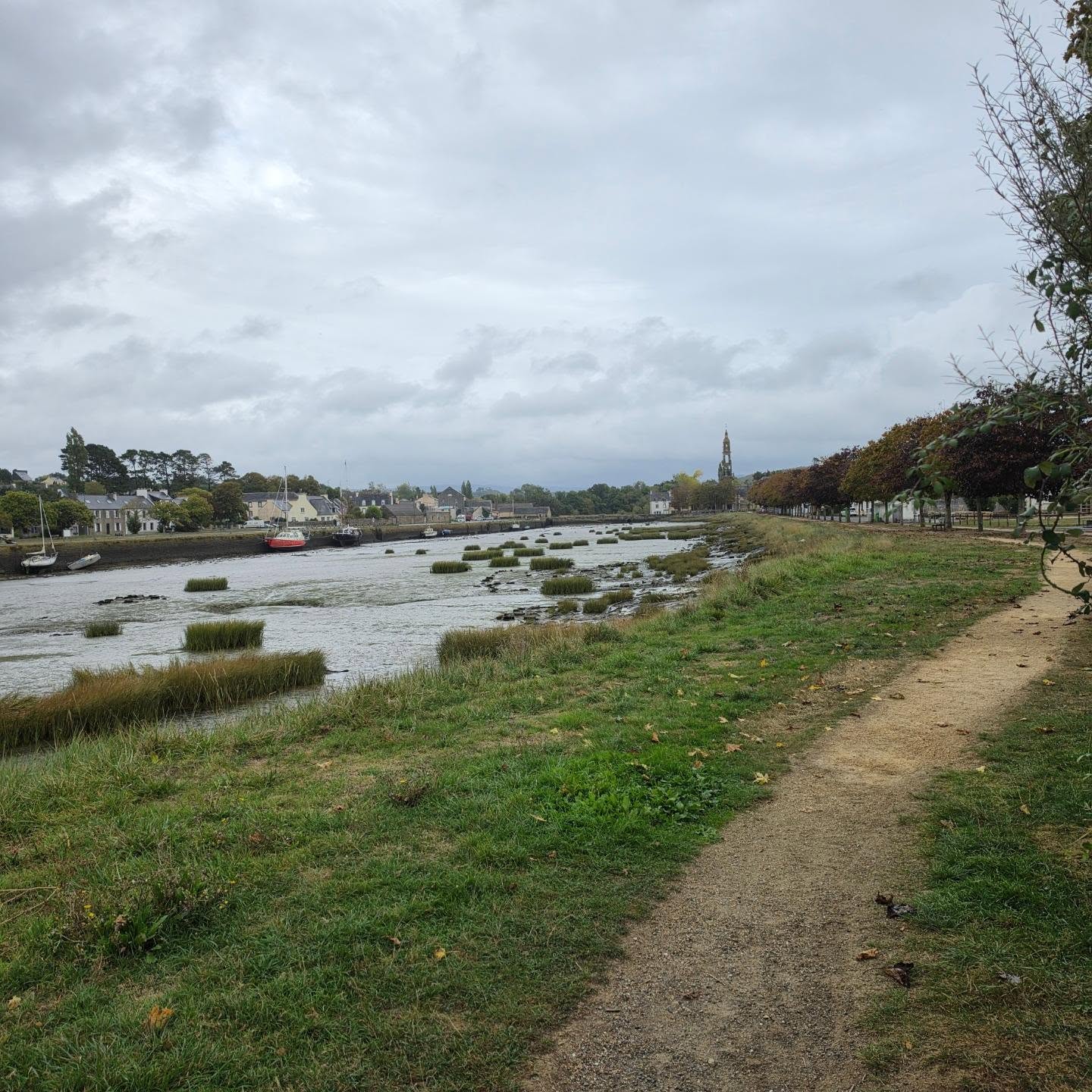 Photos taken 24h apart. The tide is amazingly ample